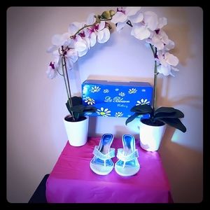 De Blossom thong sandal w/kitten heel and glitter!